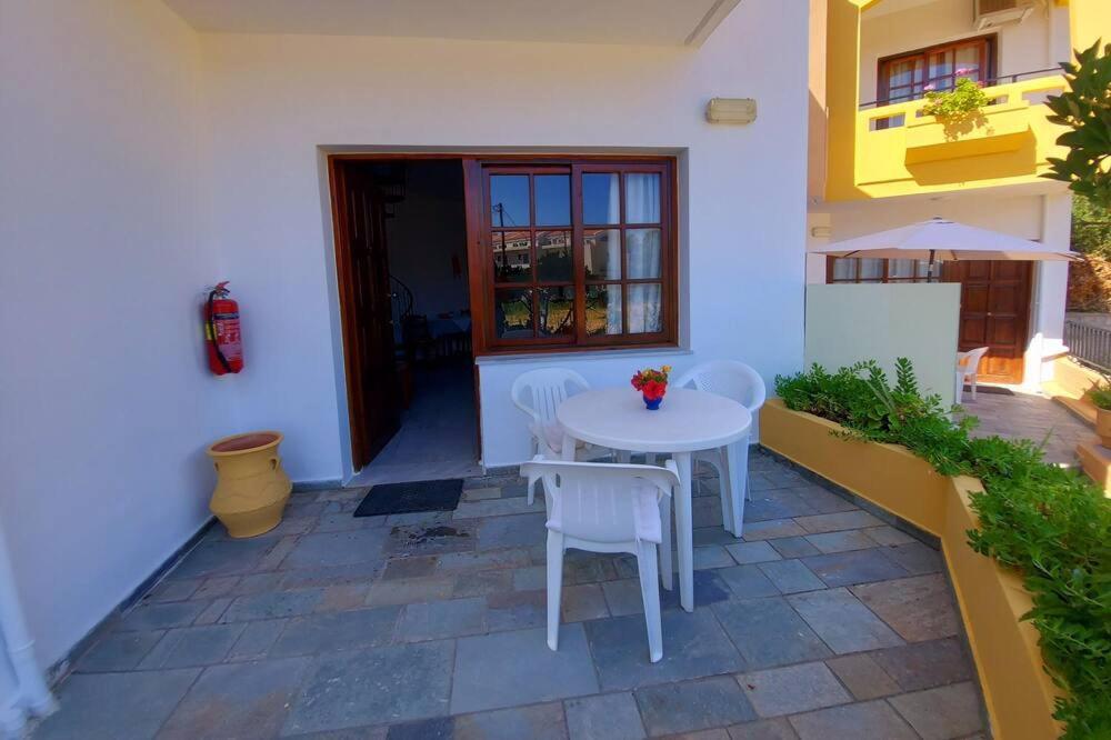 Menelaos Apartments Daratsos Екстериор снимка